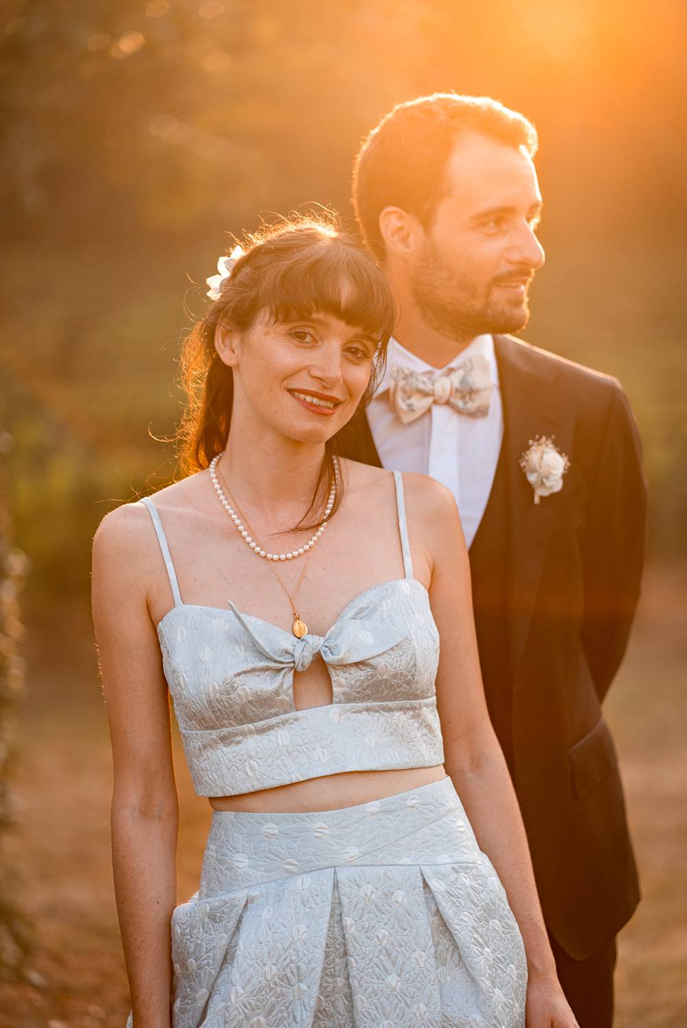 Mariage au Château Flojague proche de Saint-Emilion en Gironde, photos de couple créatives au coucher de soleil.