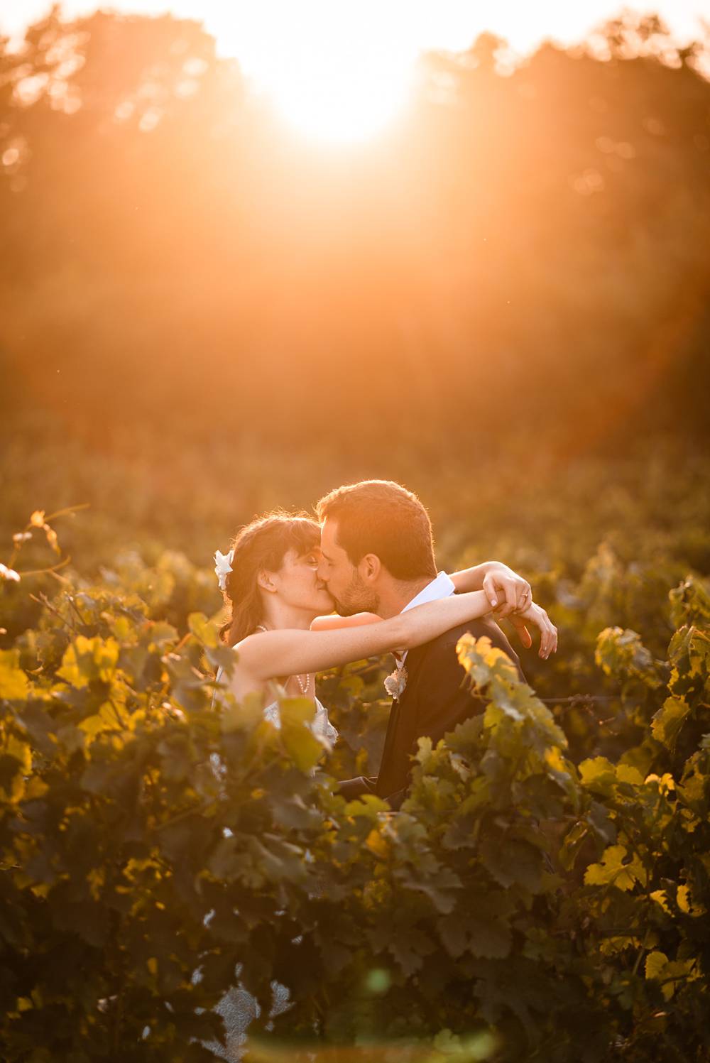 Mariage au Château Flojague proche de Saint-Emilion en Gironde, photos de couple créatives au coucher de soleil.