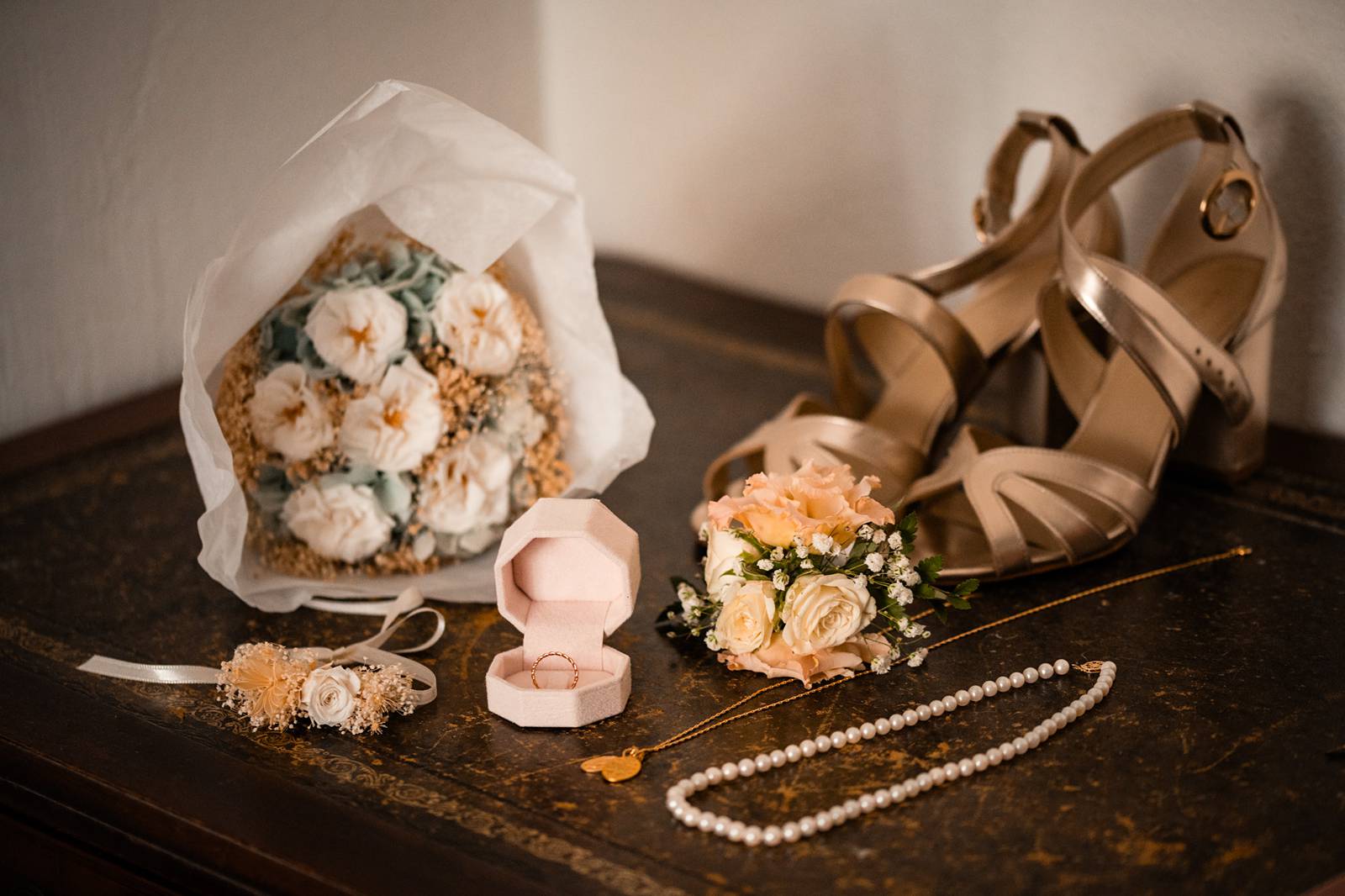 Mariage au Château Flojague proche de Saint-Emilion en Gironde, photos de préparatifs à la maison à Lugaignac.