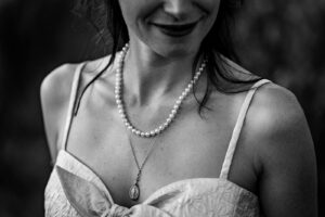 Mariage au Château Flojague proche de Saint-Emilion en Gironde, photos de couple créatives au coucher de soleil.