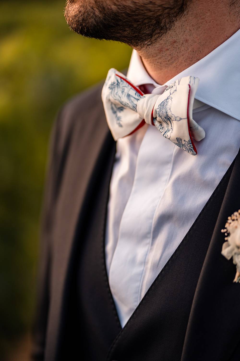 Mariage au Château Flojague proche de Saint-Emilion en Gironde, photos de couple créatives au coucher de soleil.