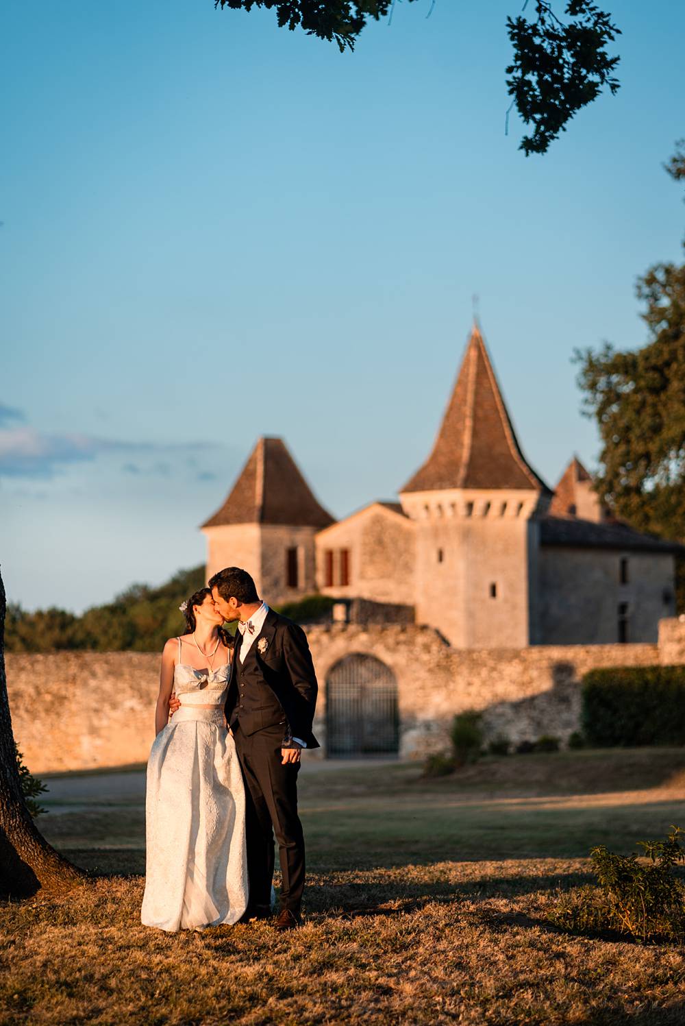 Mariage au Château Flojague proche de Saint-Emilion en Gironde, photos de couple créatives au coucher de soleil.