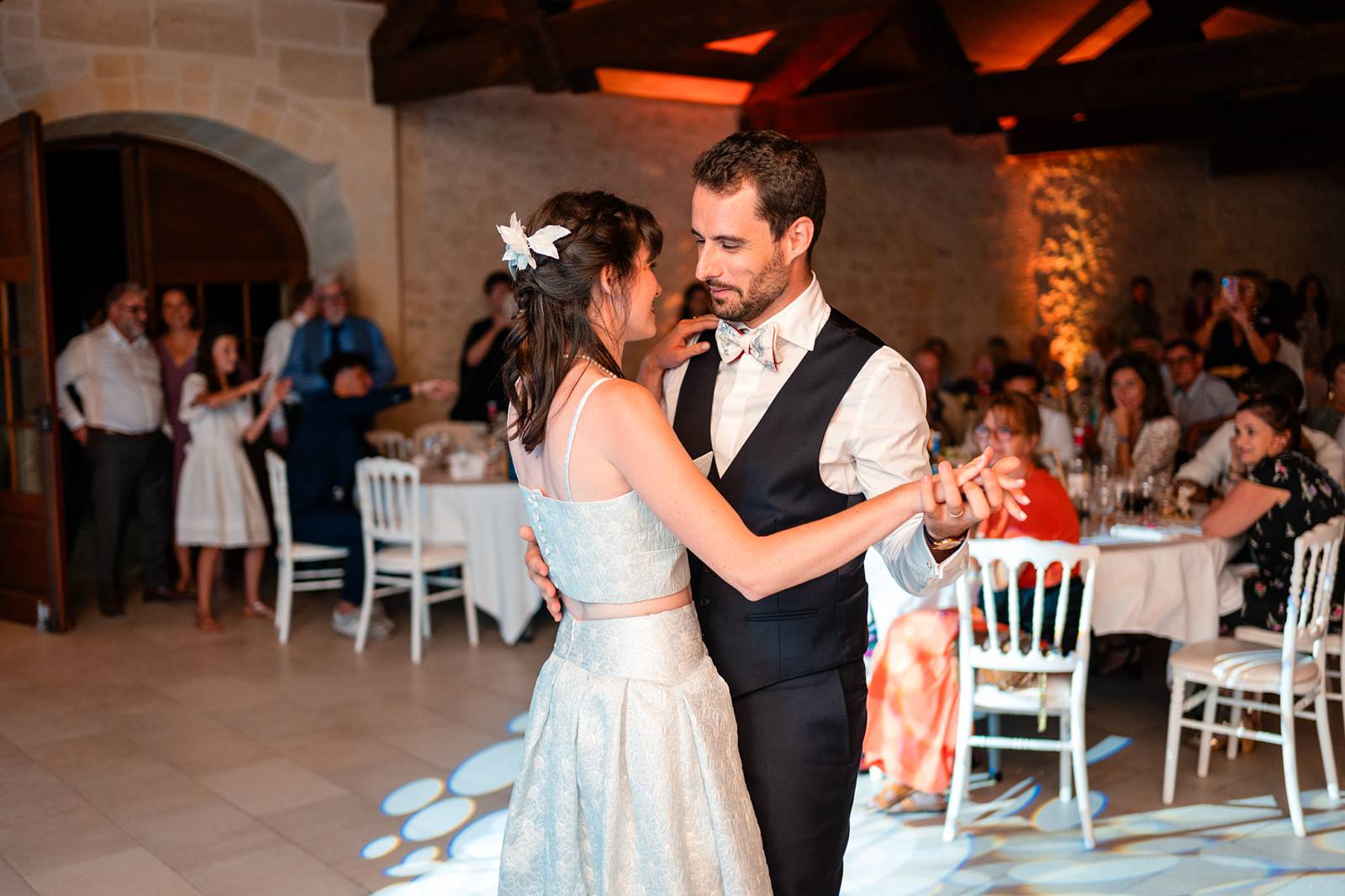 Mariage au Château Flojague proche de Saint-Emilion en Gironde, photos de danse créatives, colorées et joyeuses.