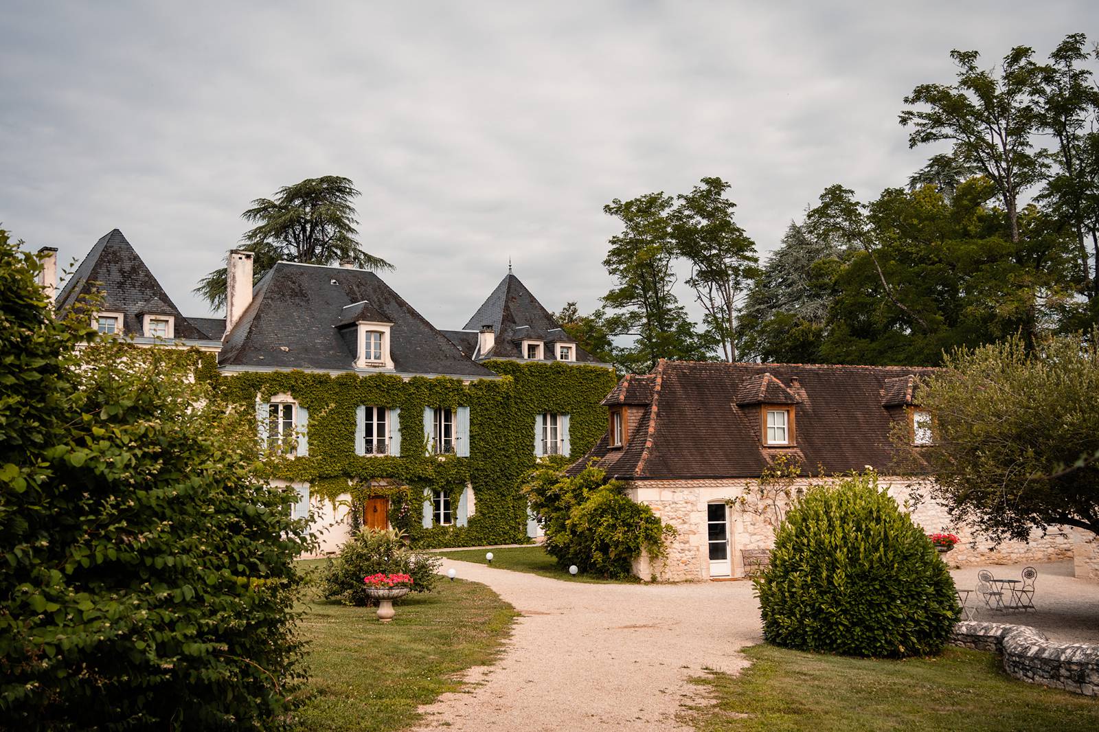 Photographe et reportage photo d'un mariage religieux au Domaine de La Fauconnie en Dordogne organisé par une Wedding planner avec un traiteur eco-responsable.