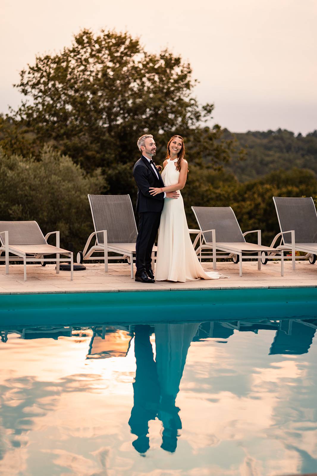 Photographe et reportage photo d'un mariage religieux au Domaine de La Fauconnie en Dordogne organisé par une Wedding planner avec un traiteur eco-responsable.