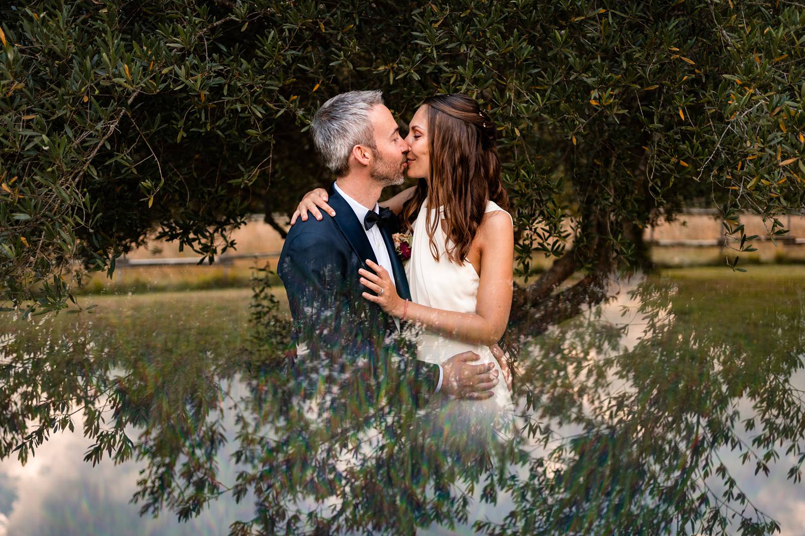 Photographe et reportage photo d'un mariage religieux au Domaine de La Fauconnie en Dordogne organisé par une Wedding planner avec un traiteur eco-responsable.