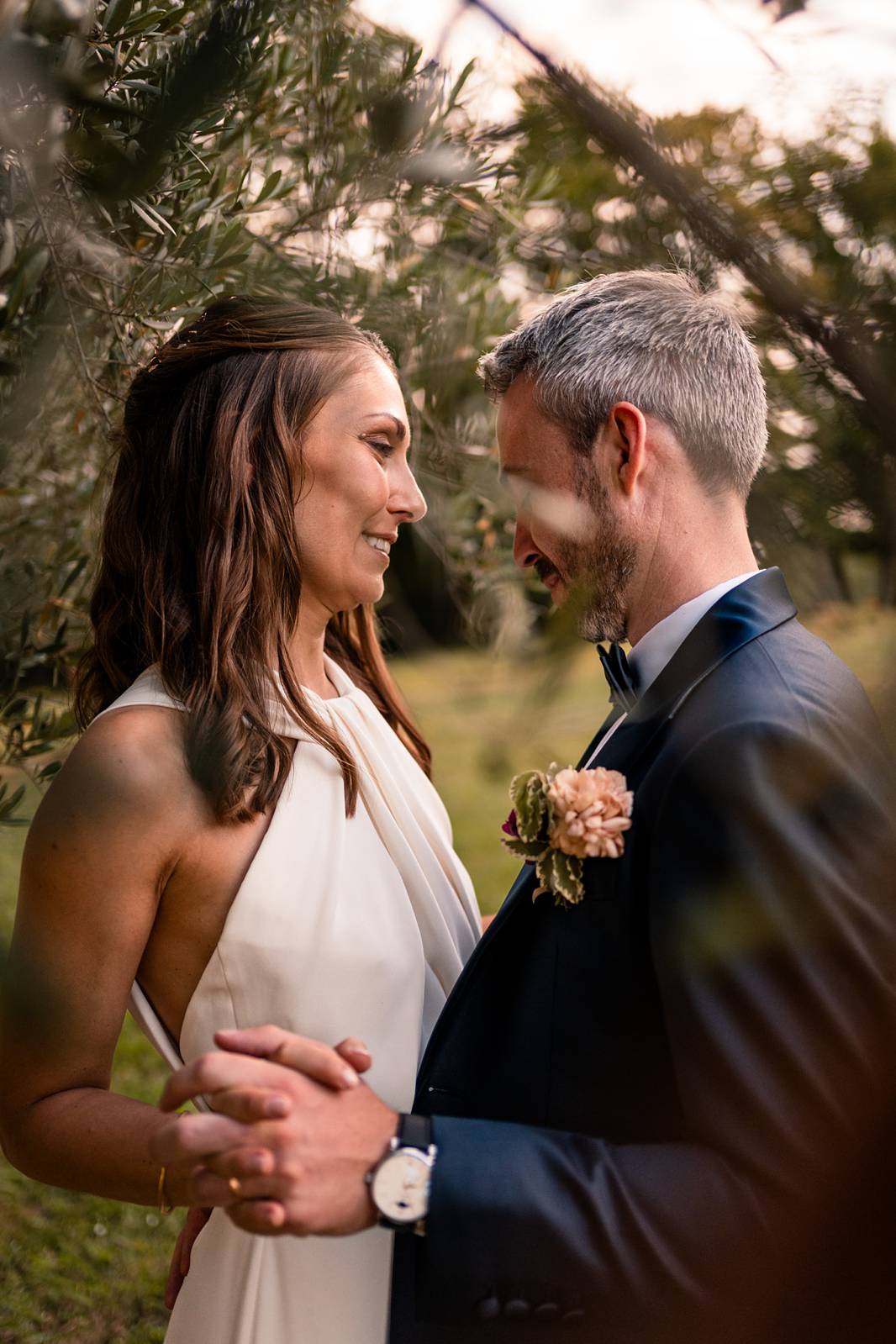 Photographe et reportage photo d'un mariage religieux au Domaine de La Fauconnie en Dordogne organisé par une Wedding planner avec un traiteur eco-responsable.