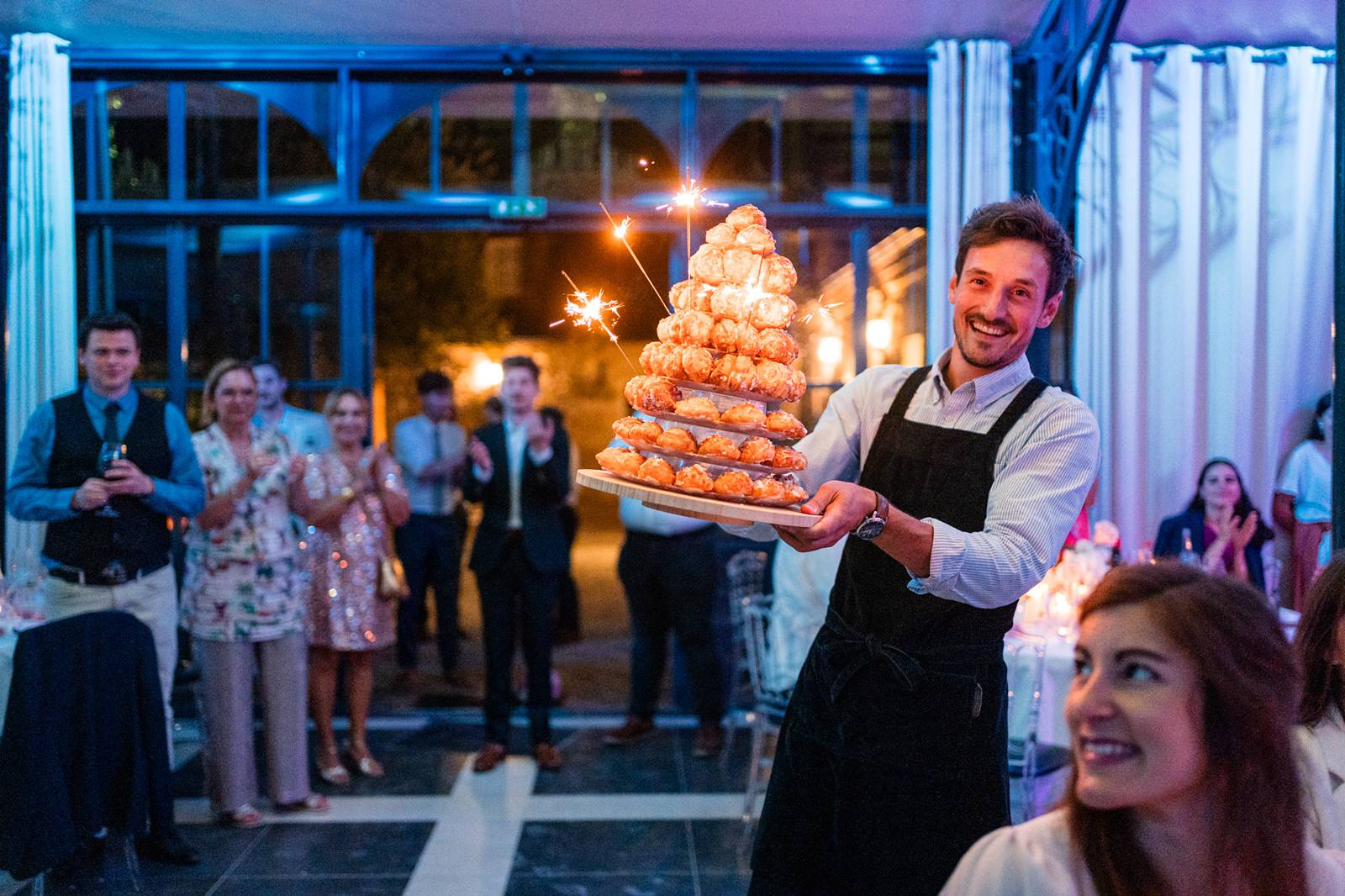 Photographe et reportage photo d'un mariage religieux au Domaine de La Fauconnie en Dordogne organisé par une Wedding planner avec un traiteur eco-responsable.