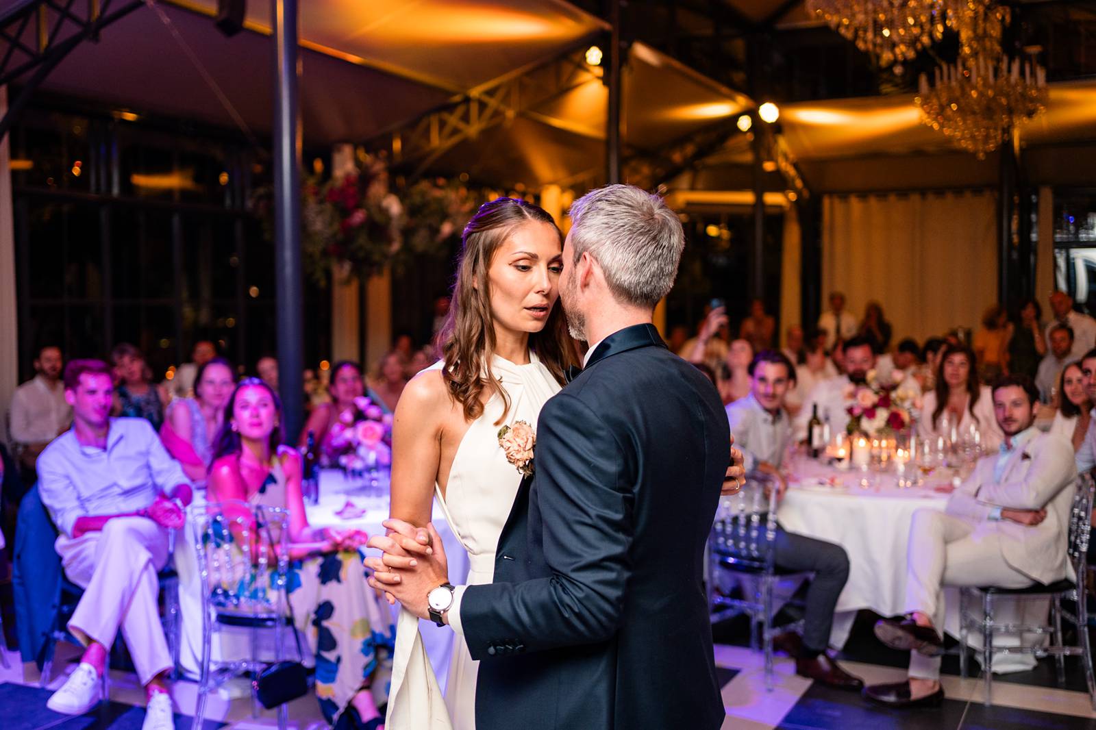 Photographe et reportage photo d'un mariage religieux au Domaine de La Fauconnie en Dordogne organisé par une Wedding planner avec un traiteur eco-responsable.