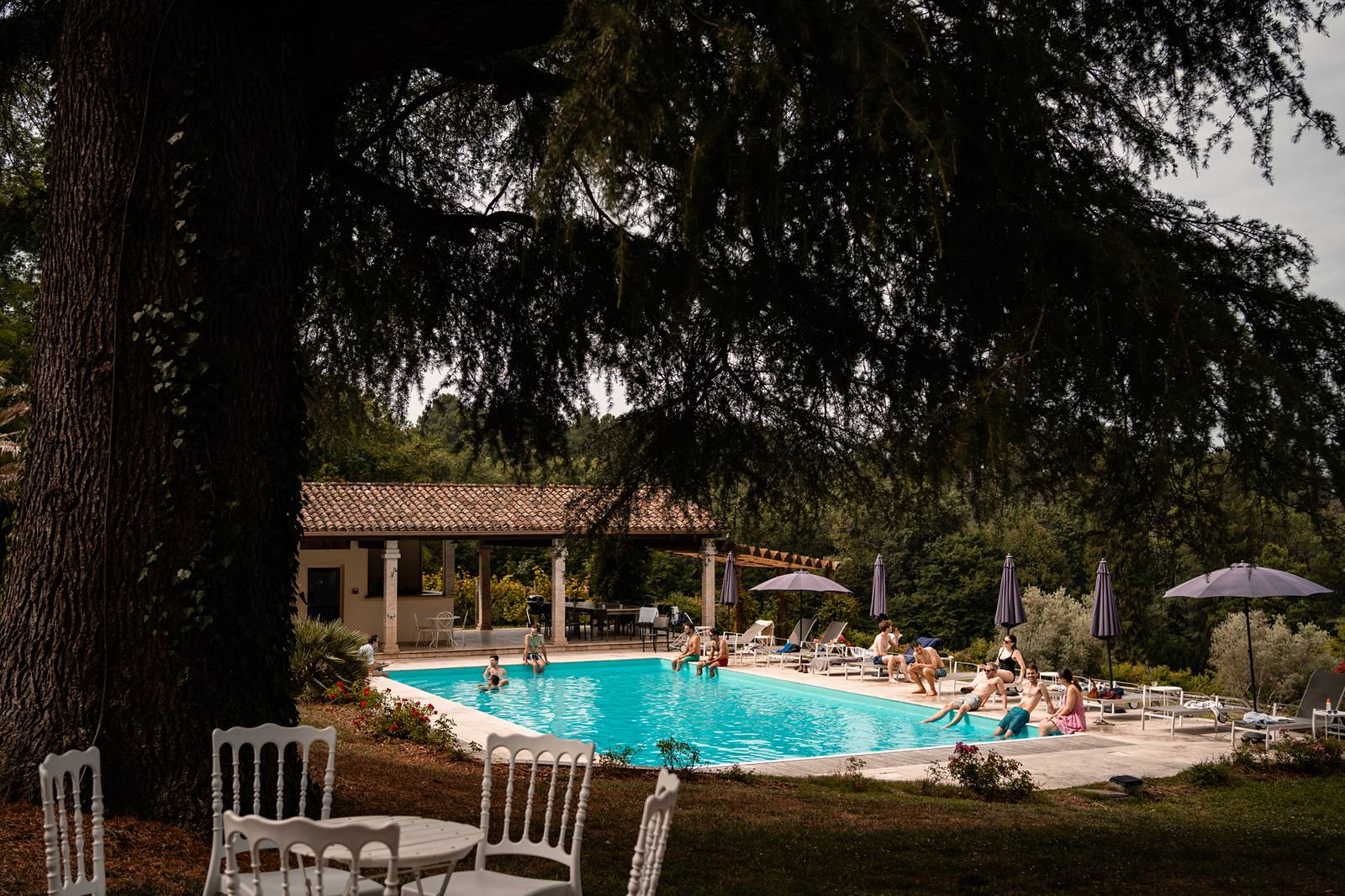 Photographe et reportage photo d'un mariage religieux au Domaine de La Fauconnie en Dordogne organisé par une Wedding planner avec un traiteur eco-responsable.