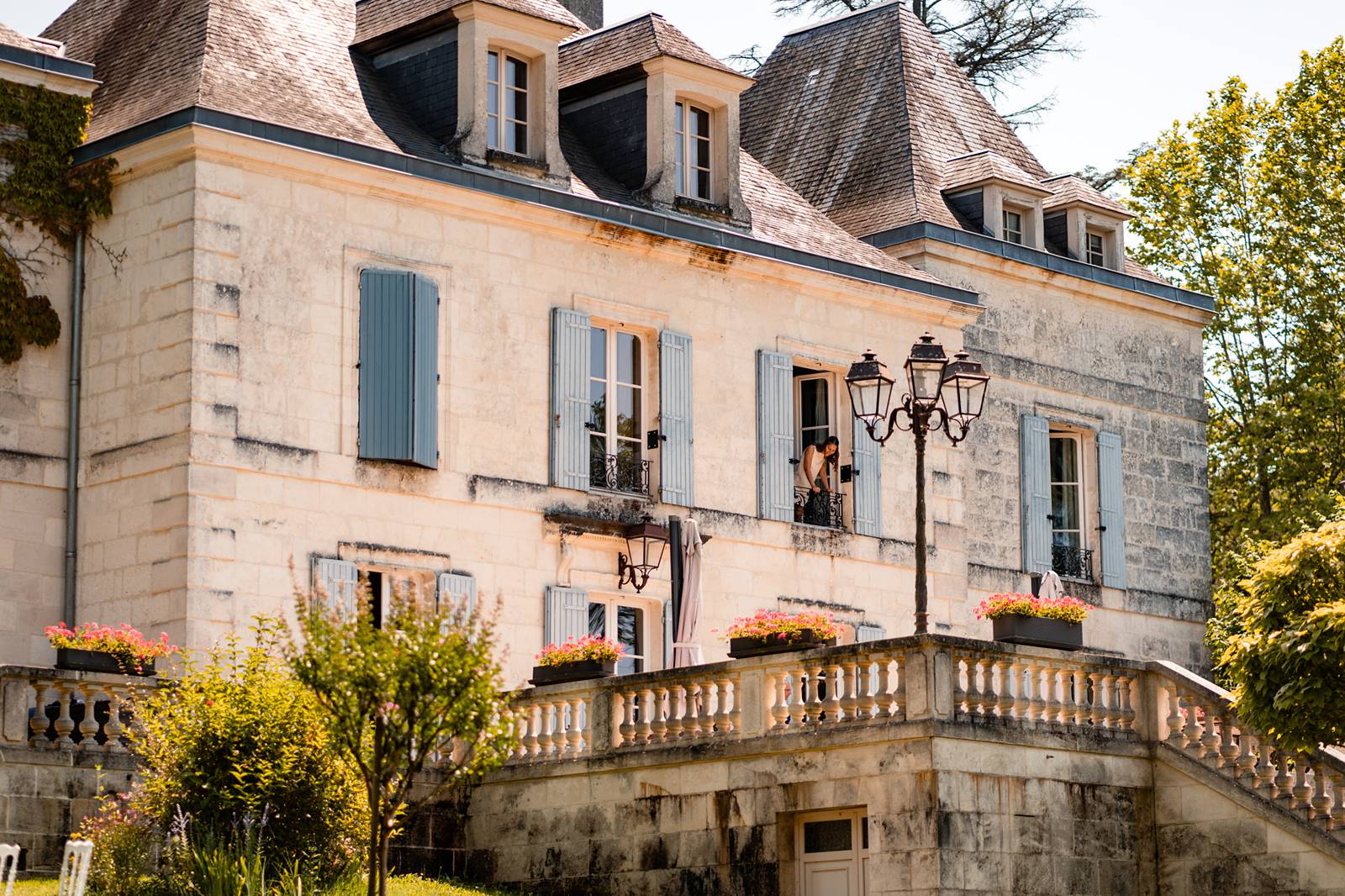 Photographe et reportage photo d'un mariage religieux au Domaine de La Fauconnie en Dordogne organisé par une Wedding planner avec un traiteur eco-responsable.