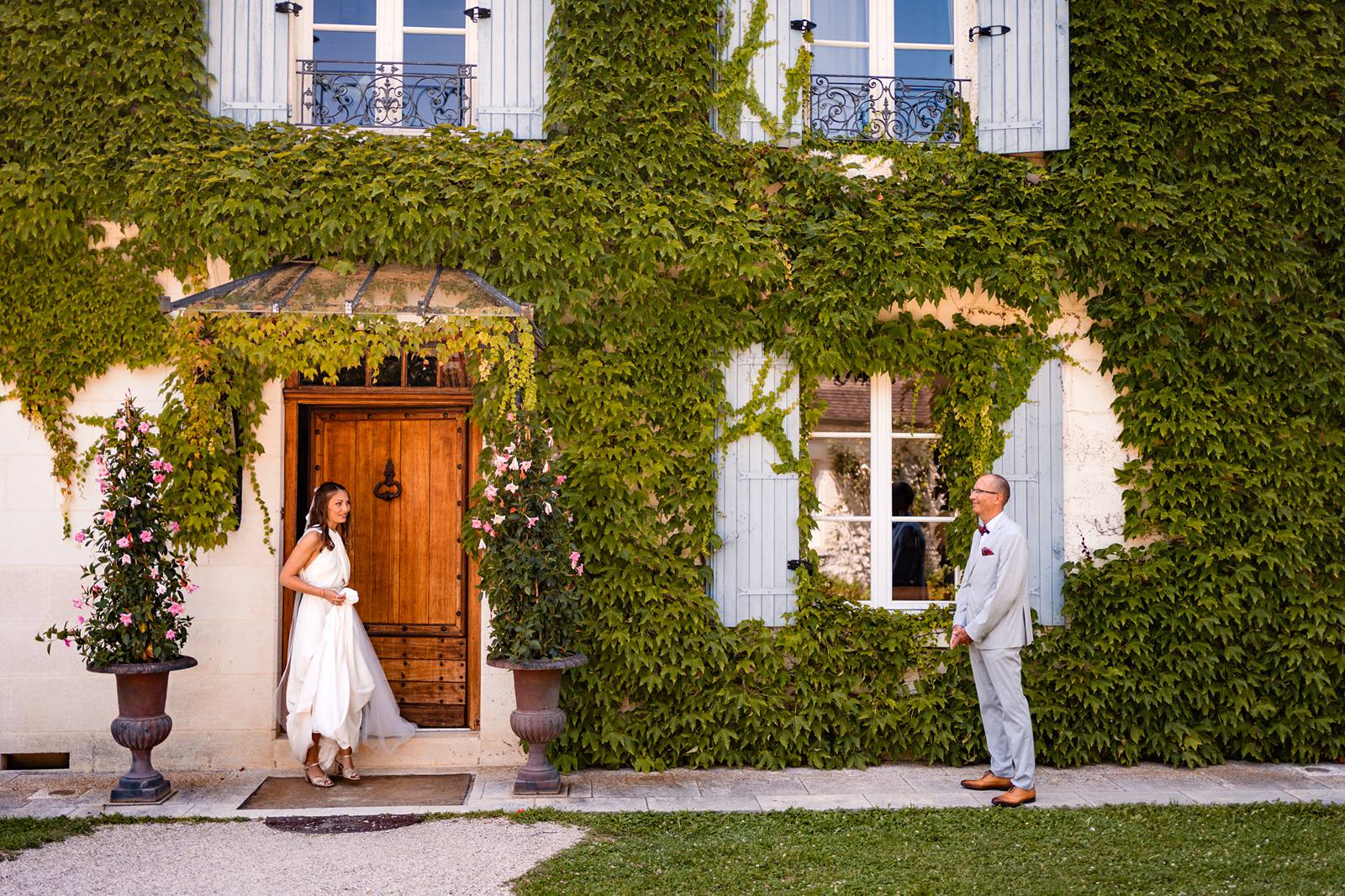 Photographe et reportage photo d'un mariage religieux au Domaine de La Fauconnie en Dordogne organisé par une Wedding planner avec un traiteur eco-responsable.