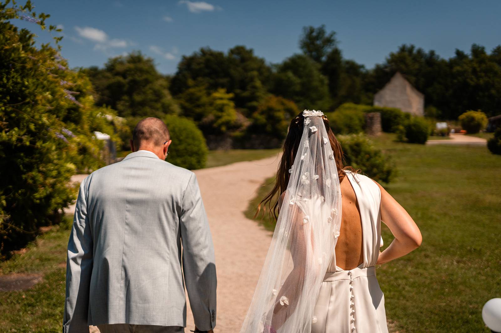 Photographe et reportage photo d'un mariage religieux au Domaine de La Fauconnie en Dordogne organisé par une Wedding planner avec un traiteur eco-responsable.