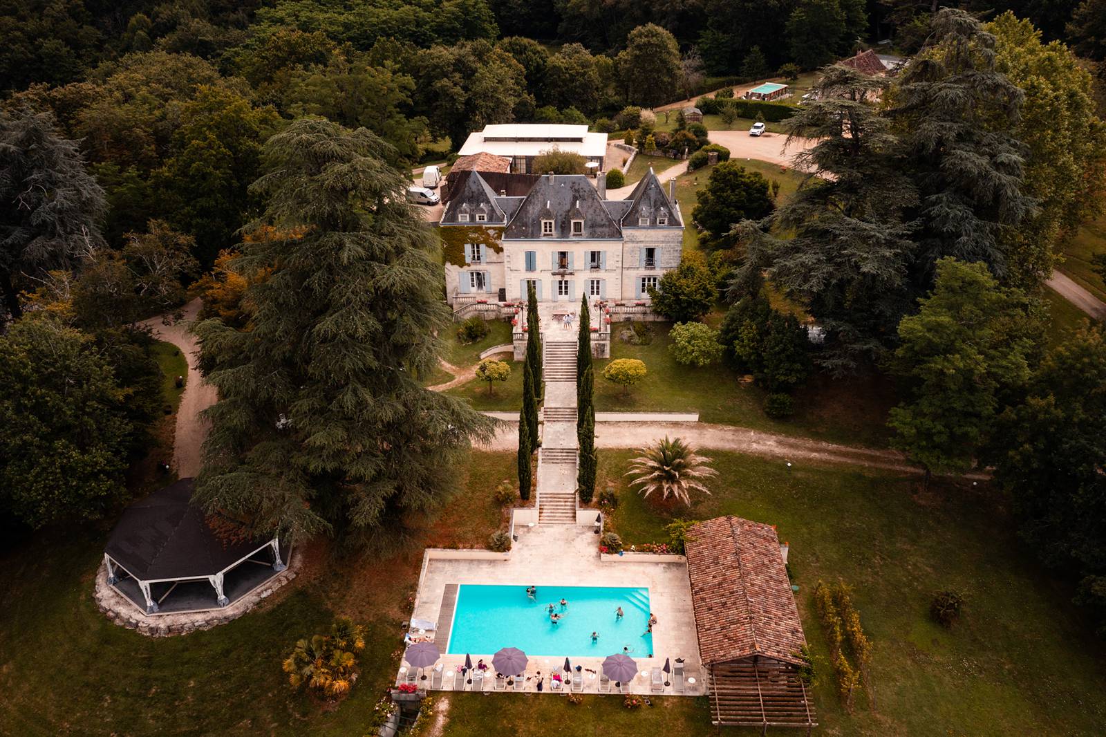 Photographe et reportage photo d'un mariage religieux au Domaine de La Fauconnie en Dordogne organisé par une Wedding planner avec un traiteur eco-responsable.