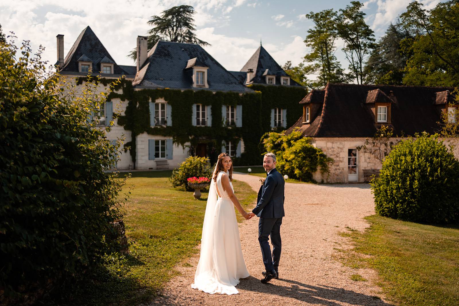 Photographe et reportage photo d'un mariage religieux au Domaine de La Fauconnie en Dordogne organisé par une Wedding planner avec un traiteur eco-responsable.