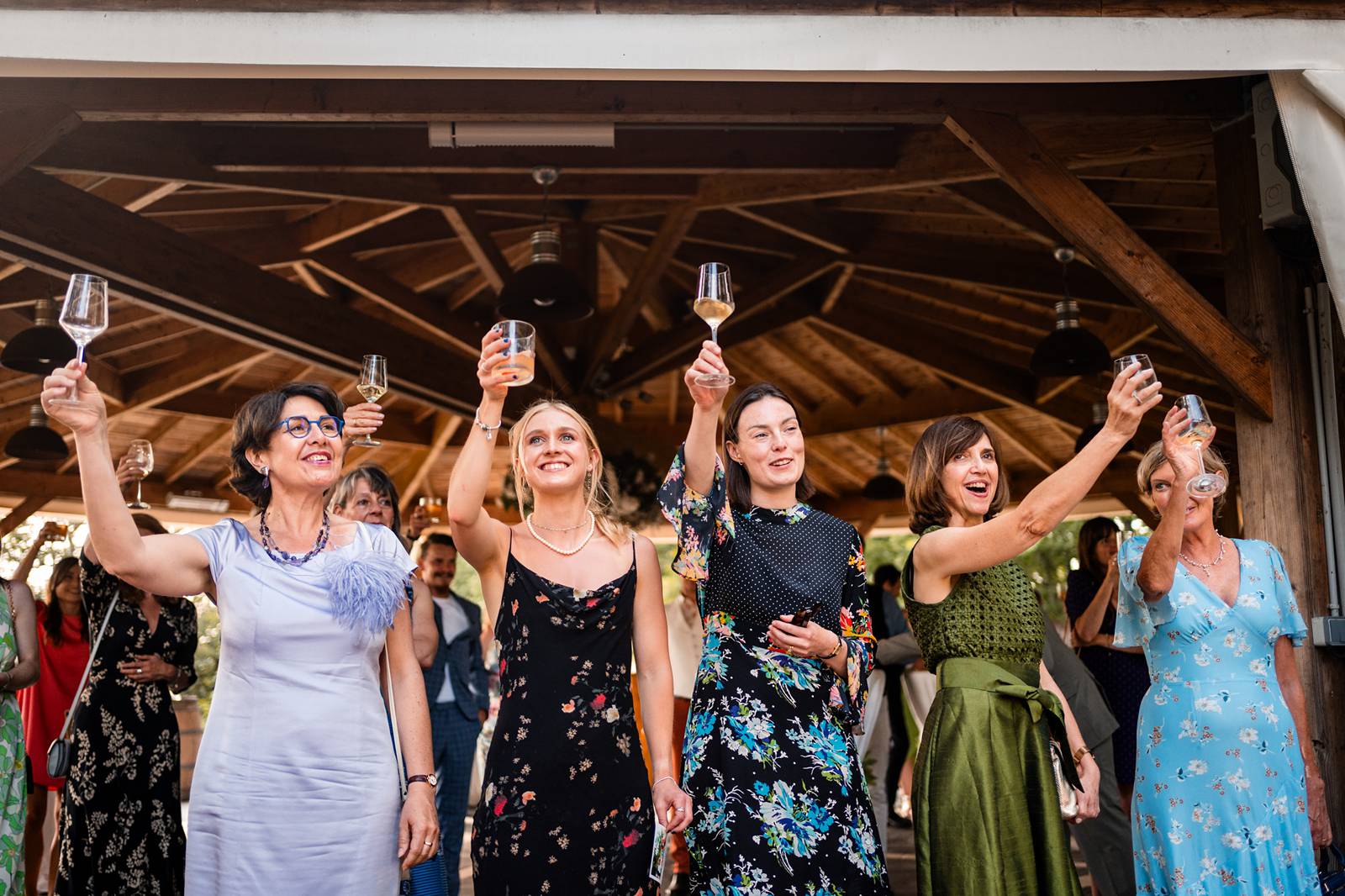 Photographe et reportage photo d'un mariage religieux au Domaine de La Fauconnie en Dordogne organisé par une Wedding planner avec un traiteur eco-responsable.