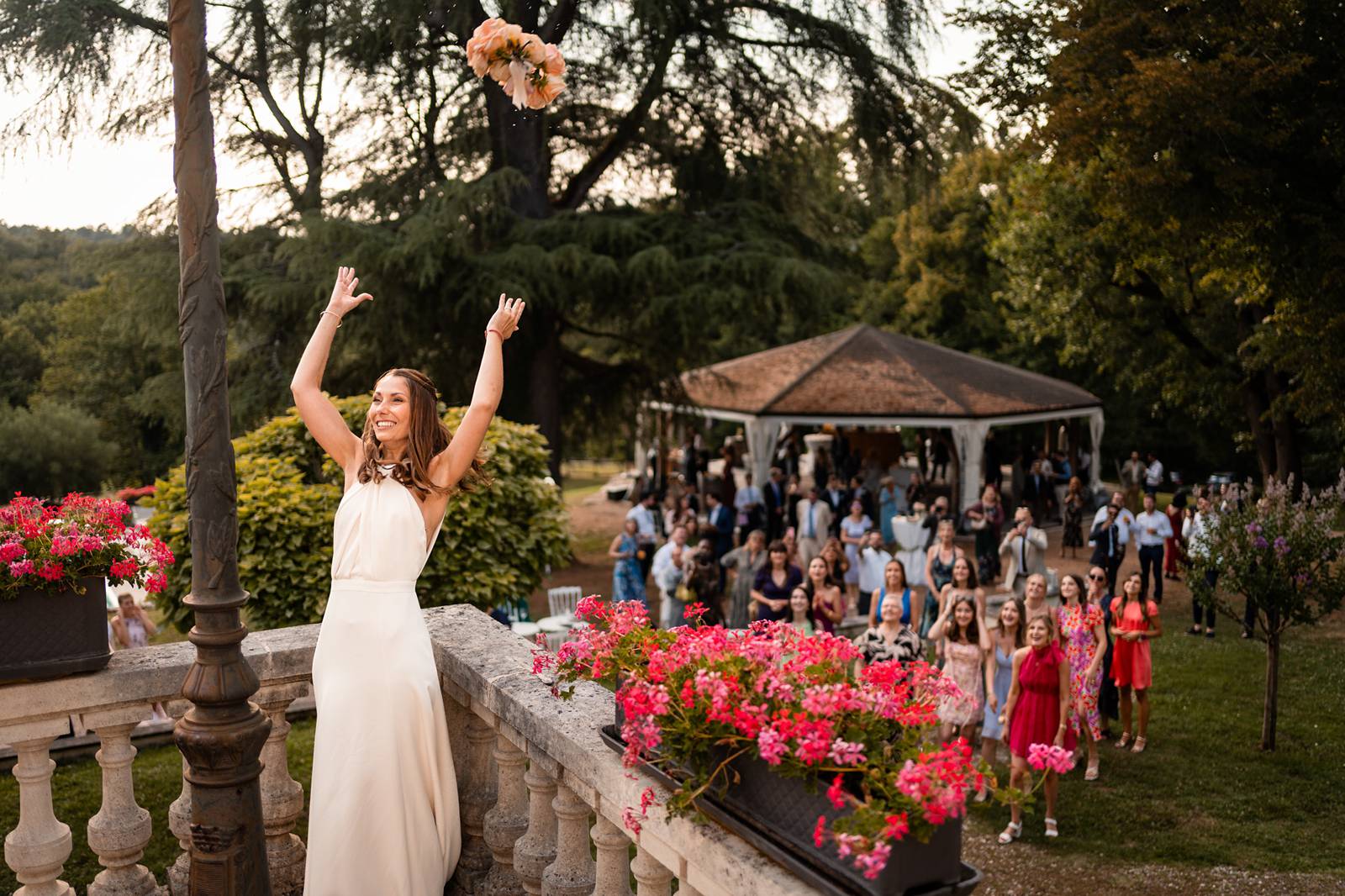 Photographe et reportage photo d'un mariage religieux au Domaine de La Fauconnie en Dordogne organisé par une Wedding planner avec un traiteur eco-responsable.