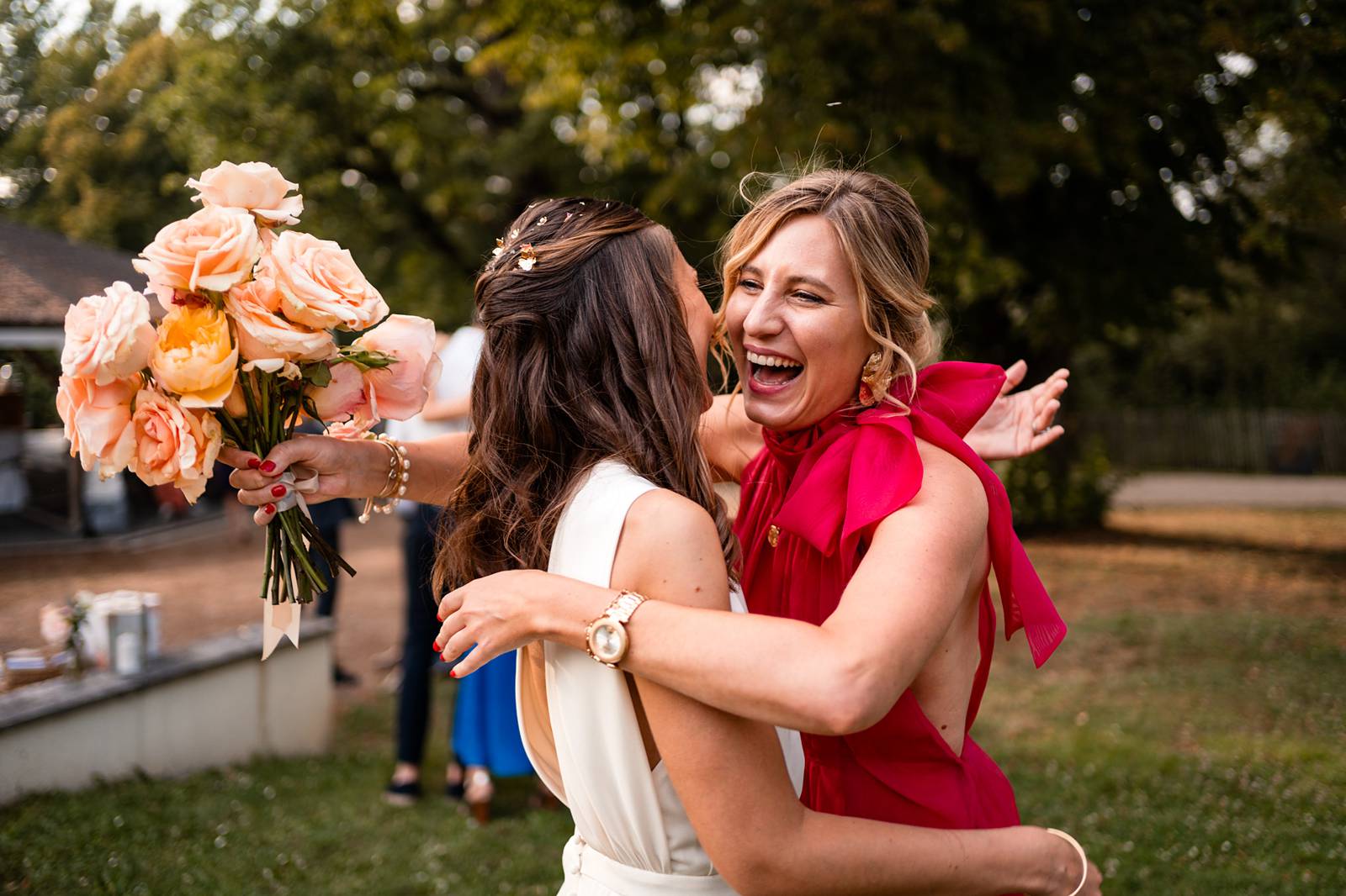 Photographe et reportage photo d'un mariage religieux au Domaine de La Fauconnie en Dordogne organisé par une Wedding planner avec un traiteur eco-responsable.