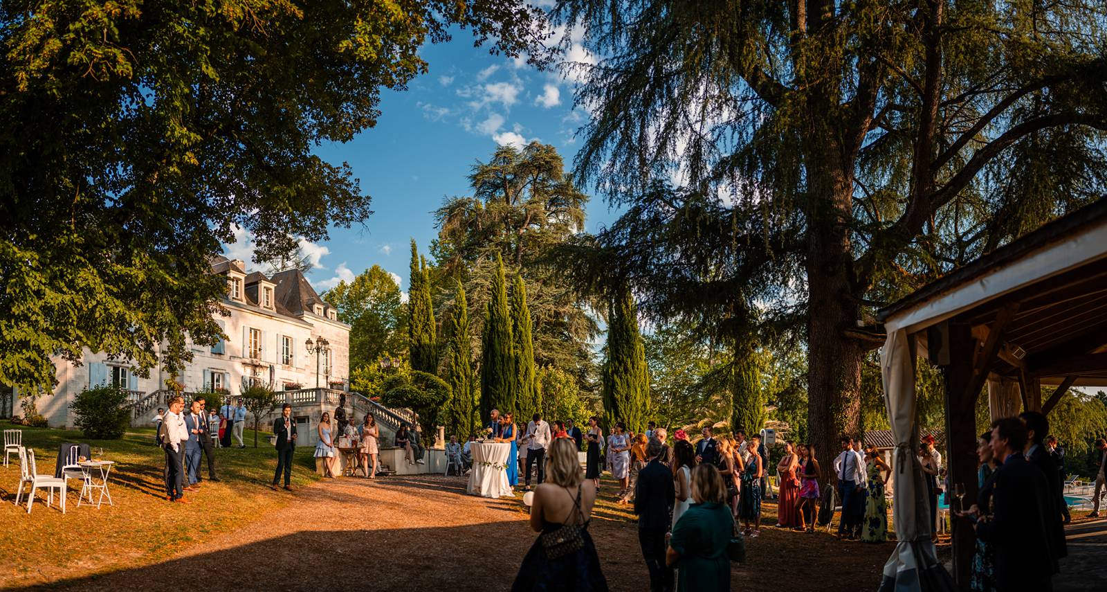 Photographe et reportage photo d'un mariage religieux au Domaine de La Fauconnie en Dordogne organisé par une Wedding planner avec un traiteur eco-responsable.