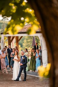 Photographe et reportage photo d'un mariage religieux au Domaine de La Fauconnie en Dordogne organisé par une Wedding planner avec un traiteur eco-responsable.