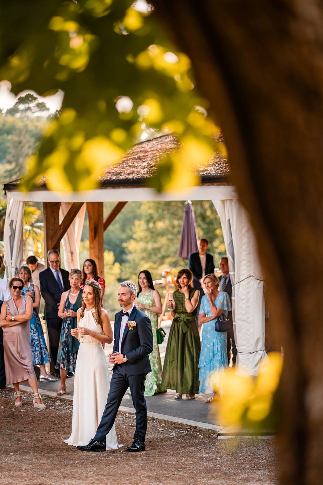 Photographe et reportage photo d'un mariage religieux au Domaine de La Fauconnie en Dordogne organisé par une Wedding planner avec un traiteur eco-responsable.