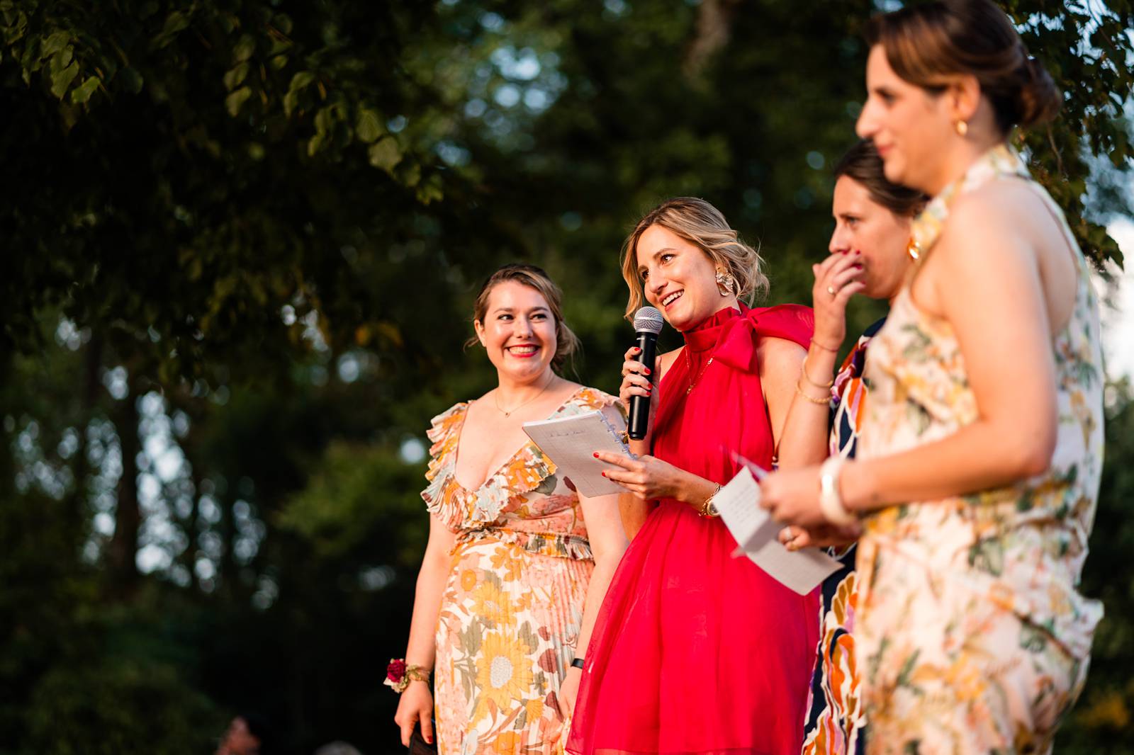 Photographe et reportage photo d'un mariage religieux au Domaine de La Fauconnie en Dordogne organisé par une Wedding planner avec un traiteur eco-responsable.