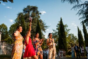 Photographe et reportage photo d'un mariage religieux au Domaine de La Fauconnie en Dordogne organisé par une Wedding planner avec un traiteur eco-responsable.