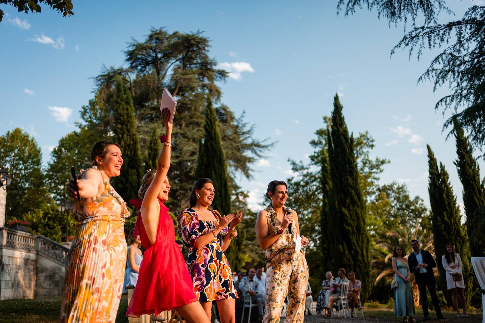 Photographe et reportage photo d'un mariage religieux au Domaine de La Fauconnie en Dordogne organisé par une Wedding planner avec un traiteur eco-responsable.