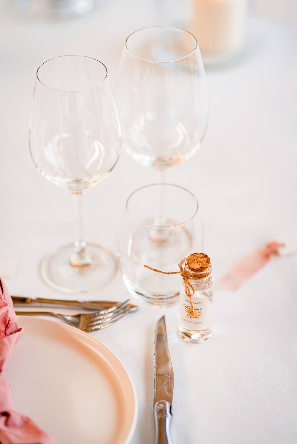 Photographe et reportage photo d'un mariage religieux au Domaine de La Fauconnie en Dordogne organisé par une Wedding planner avec un traiteur eco-responsable.