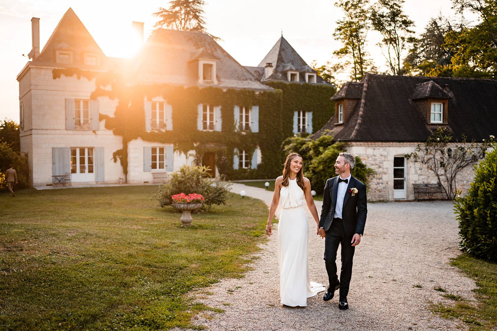 Photographe et reportage photo d'un mariage religieux au Domaine de La Fauconnie en Dordogne organisé par une Wedding planner avec un traiteur eco-responsable.