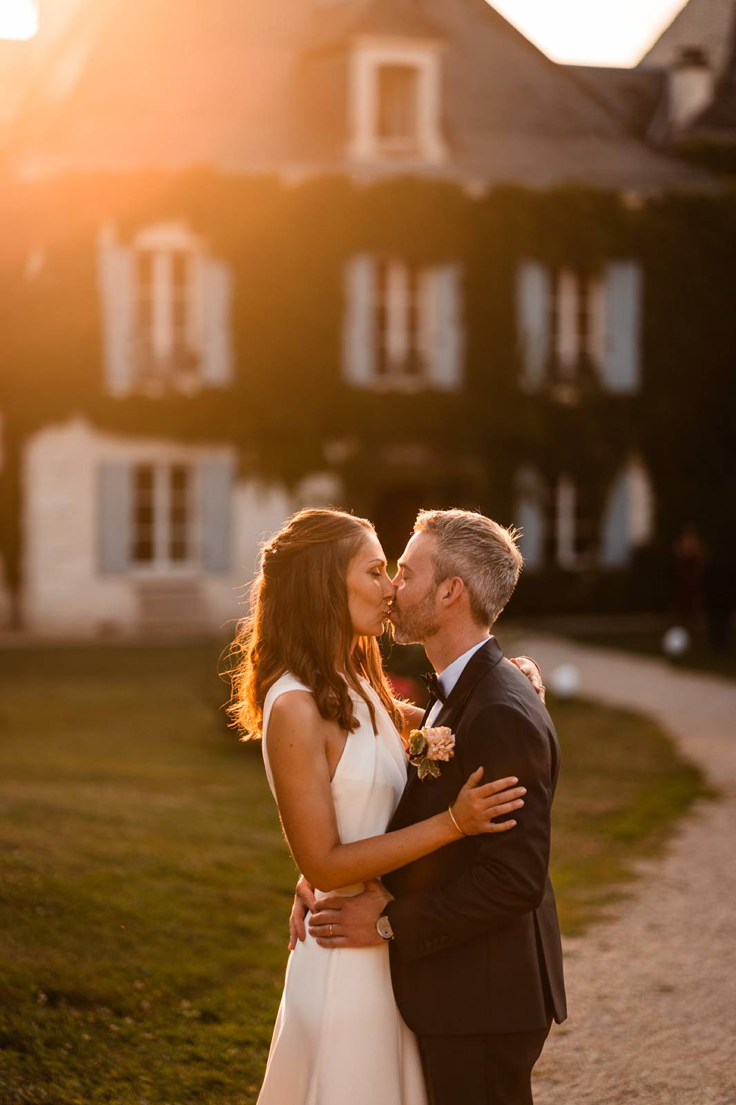 Photographe et reportage photo d'un mariage religieux au Domaine de La Fauconnie en Dordogne organisé par une Wedding planner avec un traiteur eco-responsable.