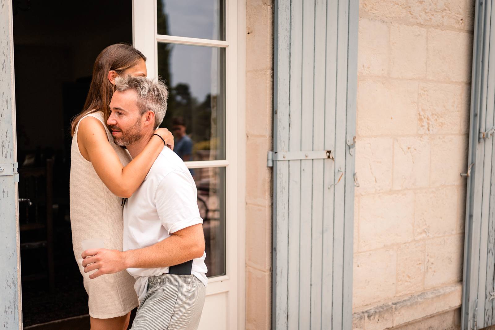 Photographe et reportage photo d'un mariage religieux au Domaine de La Fauconnie en Dordogne organisé par une Wedding planner avec un traiteur eco-responsable.