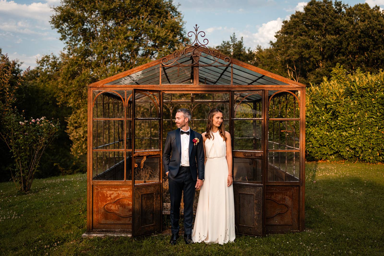 Photographe et reportage photo d'un mariage religieux au Domaine de La Fauconnie en Dordogne organisé par une Wedding planner avec un traiteur eco-responsable.