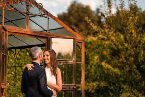 Photographe et reportage photo d'un mariage religieux au Domaine de La Fauconnie en Dordogne organisé par une Wedding planner avec un traiteur eco-responsable.