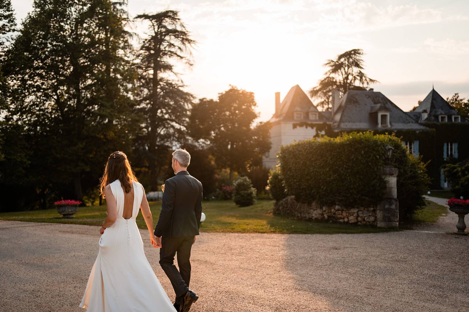 Photographe et reportage photo d'un mariage religieux au Domaine de La Fauconnie en Dordogne organisé par une Wedding planner avec un traiteur eco-responsable.