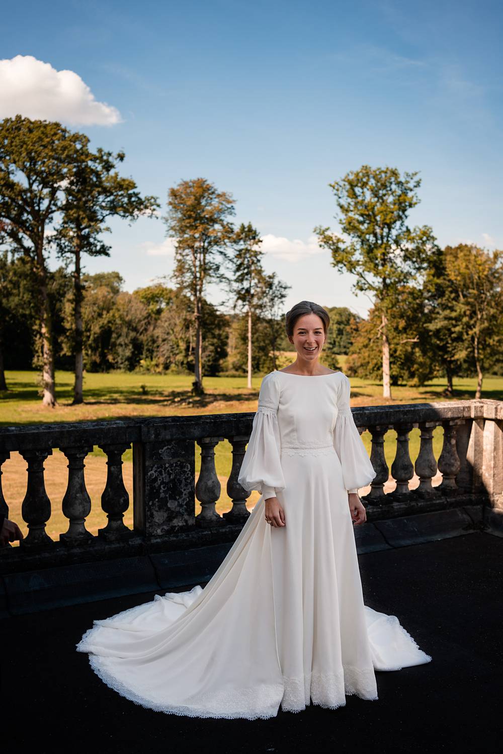 Mariage dans un domaine privé en Normandie, entre Rouen et Le Havre. Cérémonie religieuse. Réception dans le jardin et sous chapiteau en bambou.