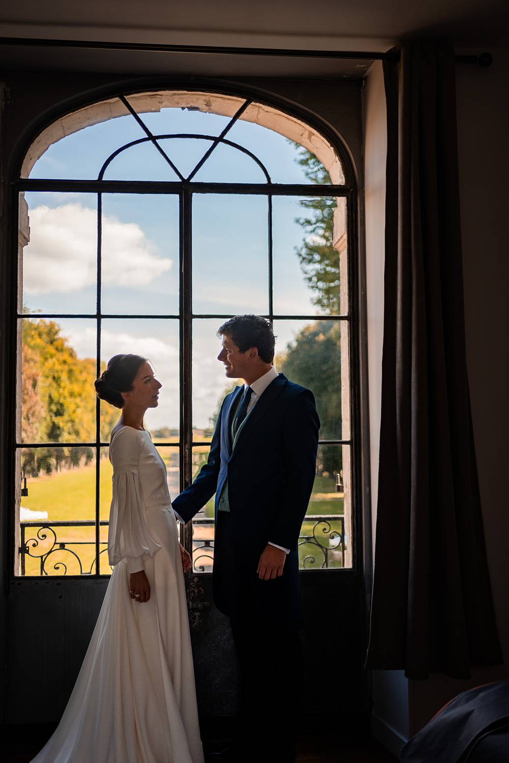 Mariage dans un domaine privé en Normandie, entre Rouen et Le Havre. Cérémonie religieuse. Réception dans le jardin et sous chapiteau en bambou.