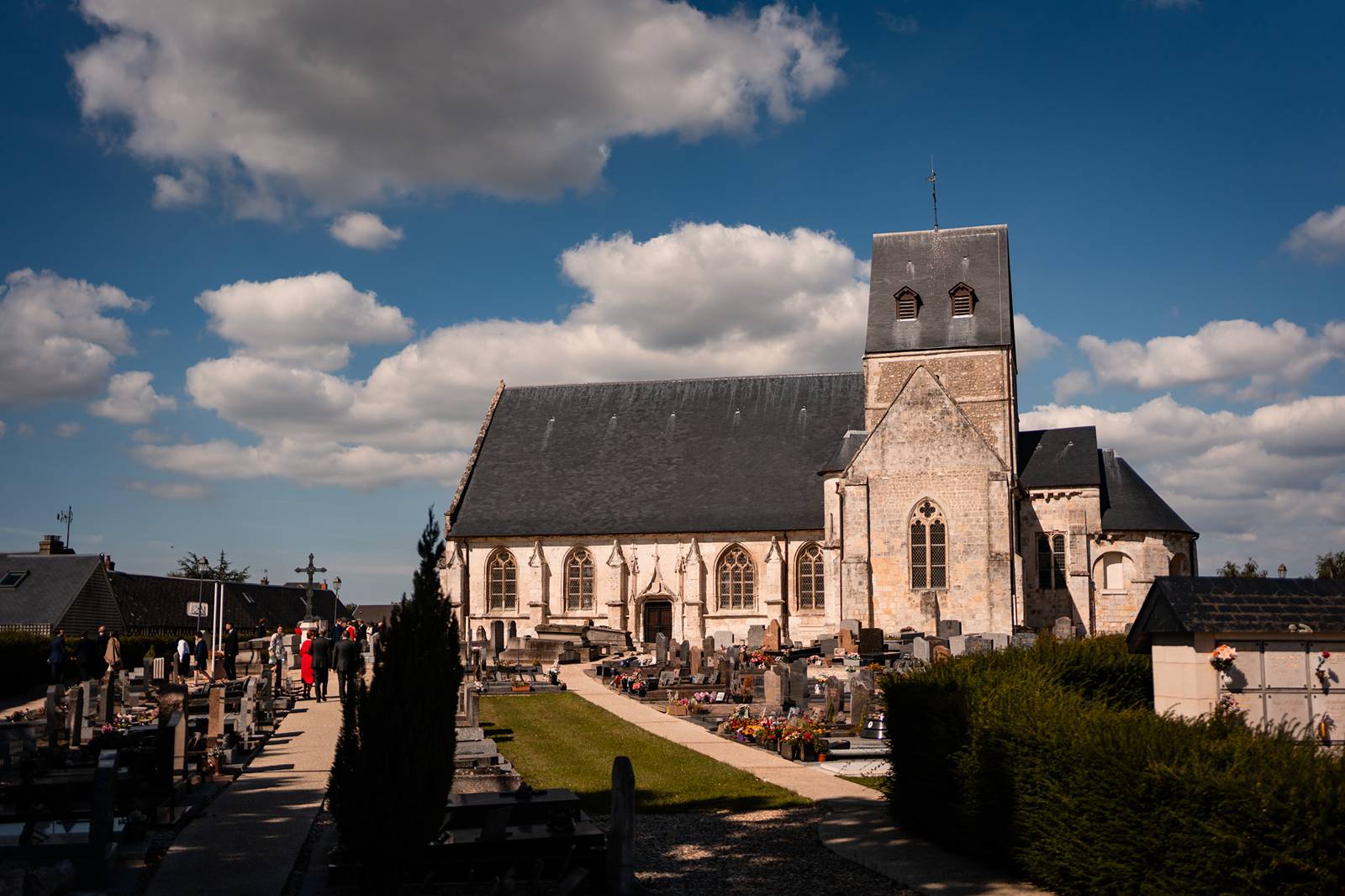 Mariage dans un domaine privé en Normandie, entre Rouen et Le Havre. Cérémonie religieuse. Réception dans le jardin et sous chapiteau en bambou.