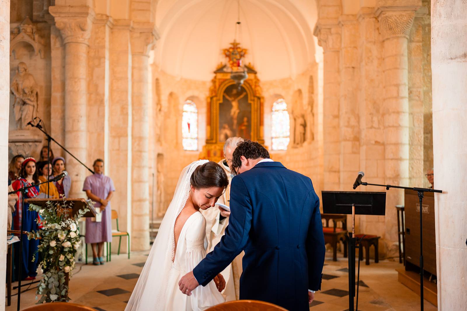 Mariage dans un domaine privé en Normandie, entre Rouen et Le Havre. Cérémonie religieuse. Réception dans le jardin et sous chapiteau en bambou.