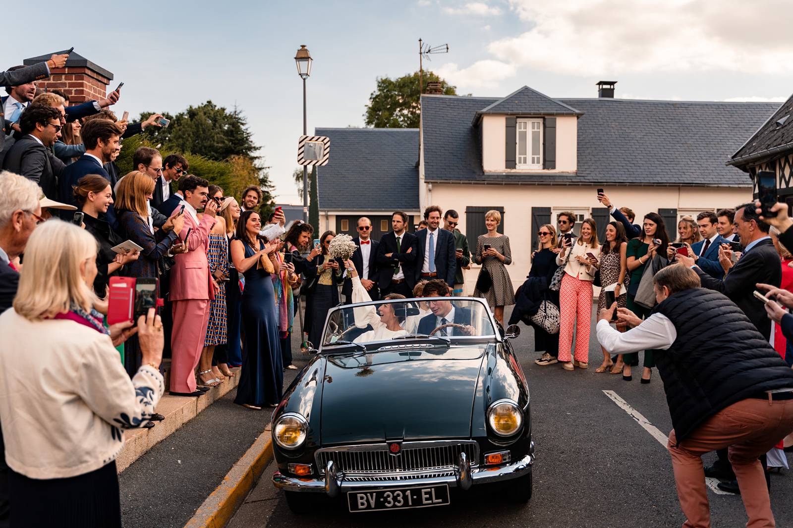 Mariage dans un domaine privé en Normandie, entre Rouen et Le Havre. Cérémonie religieuse. Réception dans le jardin et sous chapiteau en bambou.