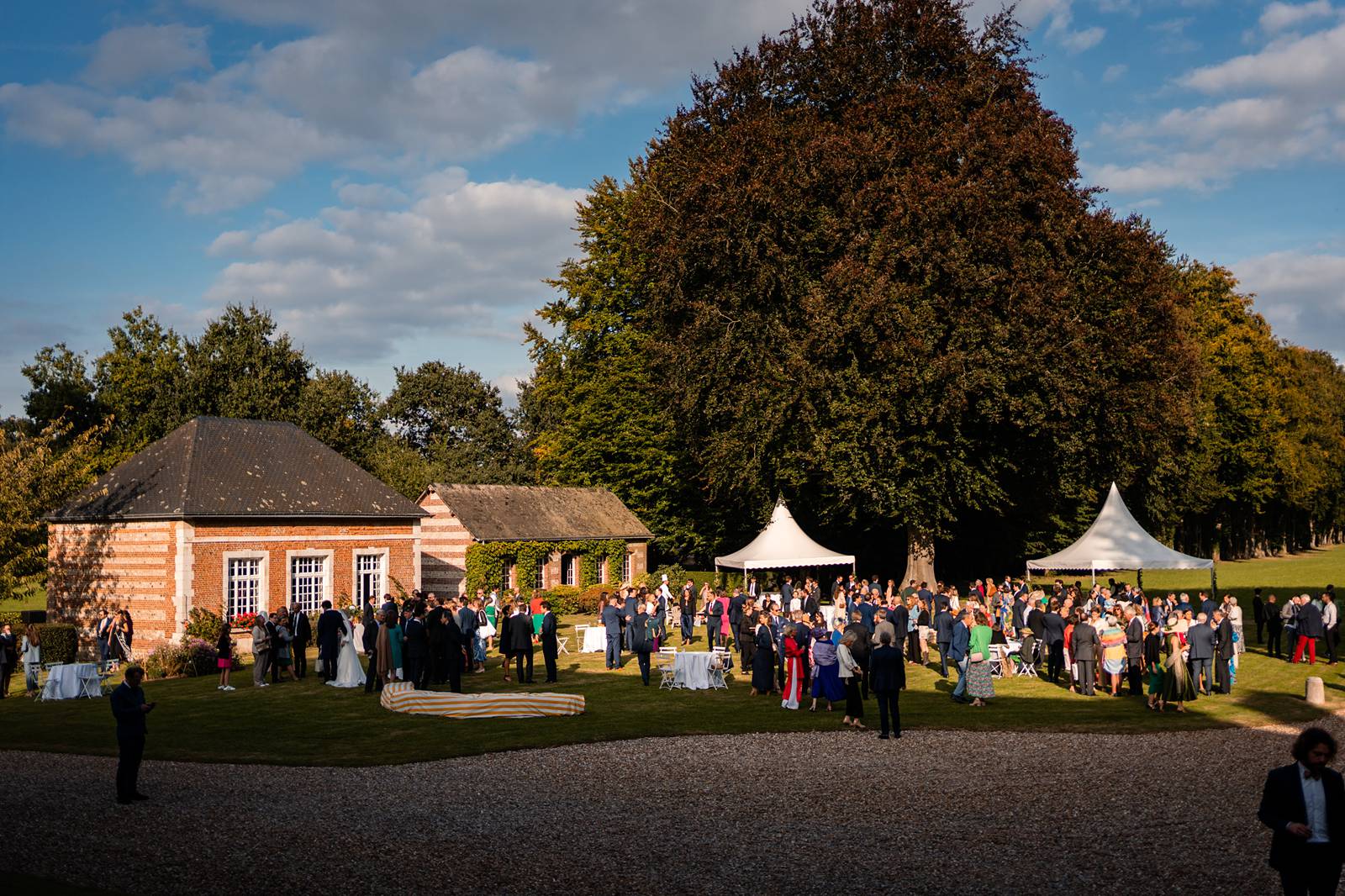 Mariage dans un domaine privé en Normandie, entre Rouen et Le Havre. Cérémonie religieuse. Réception dans le jardin et sous chapiteau en bambou.