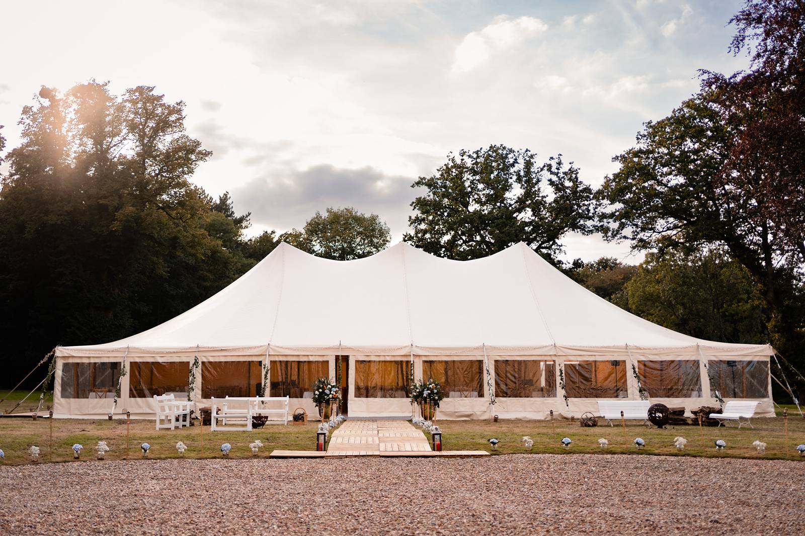 Mariage dans un domaine privé en Normandie, entre Rouen et Le Havre. Cérémonie religieuse. Réception dans le jardin et sous chapiteau en bambou.