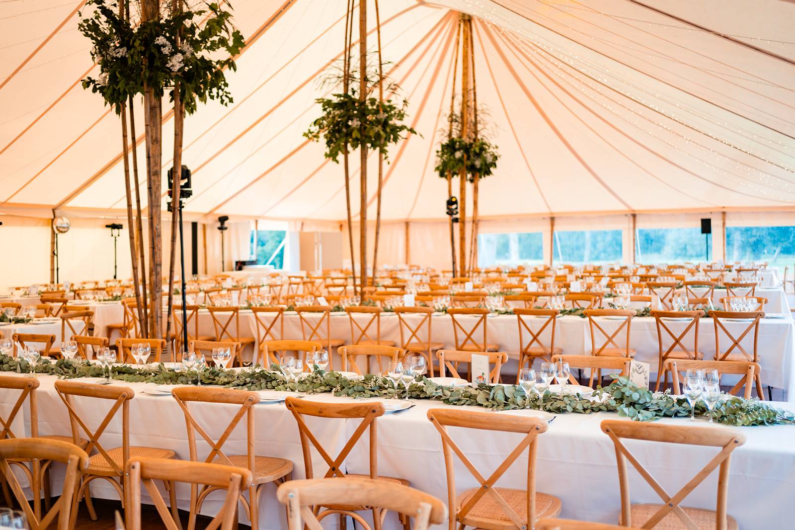 Mariage dans un domaine privé en Normandie, entre Rouen et Le Havre. Cérémonie religieuse. Réception dans le jardin et sous chapiteau en bambou.