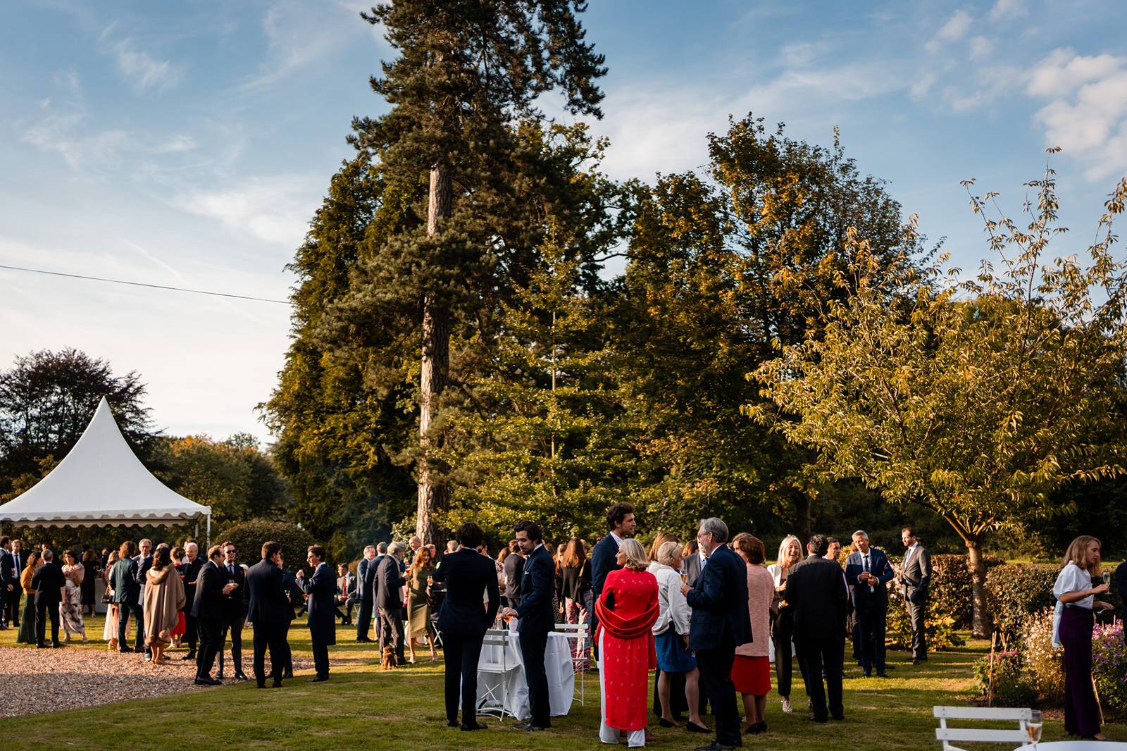 Mariage dans un domaine privé en Normandie, entre Rouen et Le Havre. Cérémonie religieuse. Réception dans le jardin et sous chapiteau en bambou.