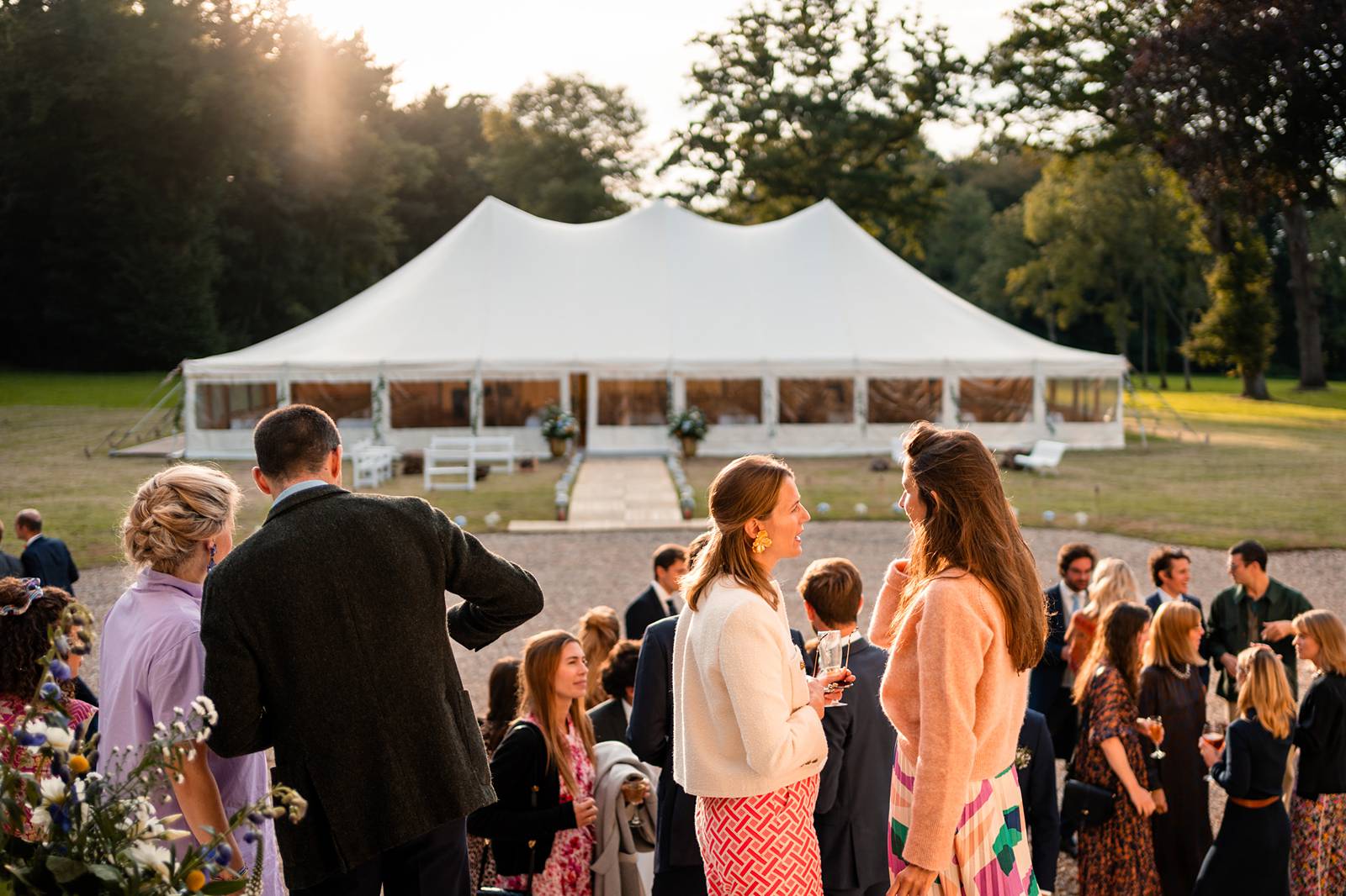 Mariage dans un domaine privé en Normandie, entre Rouen et Le Havre. Cérémonie religieuse. Réception dans le jardin et sous chapiteau en bambou.