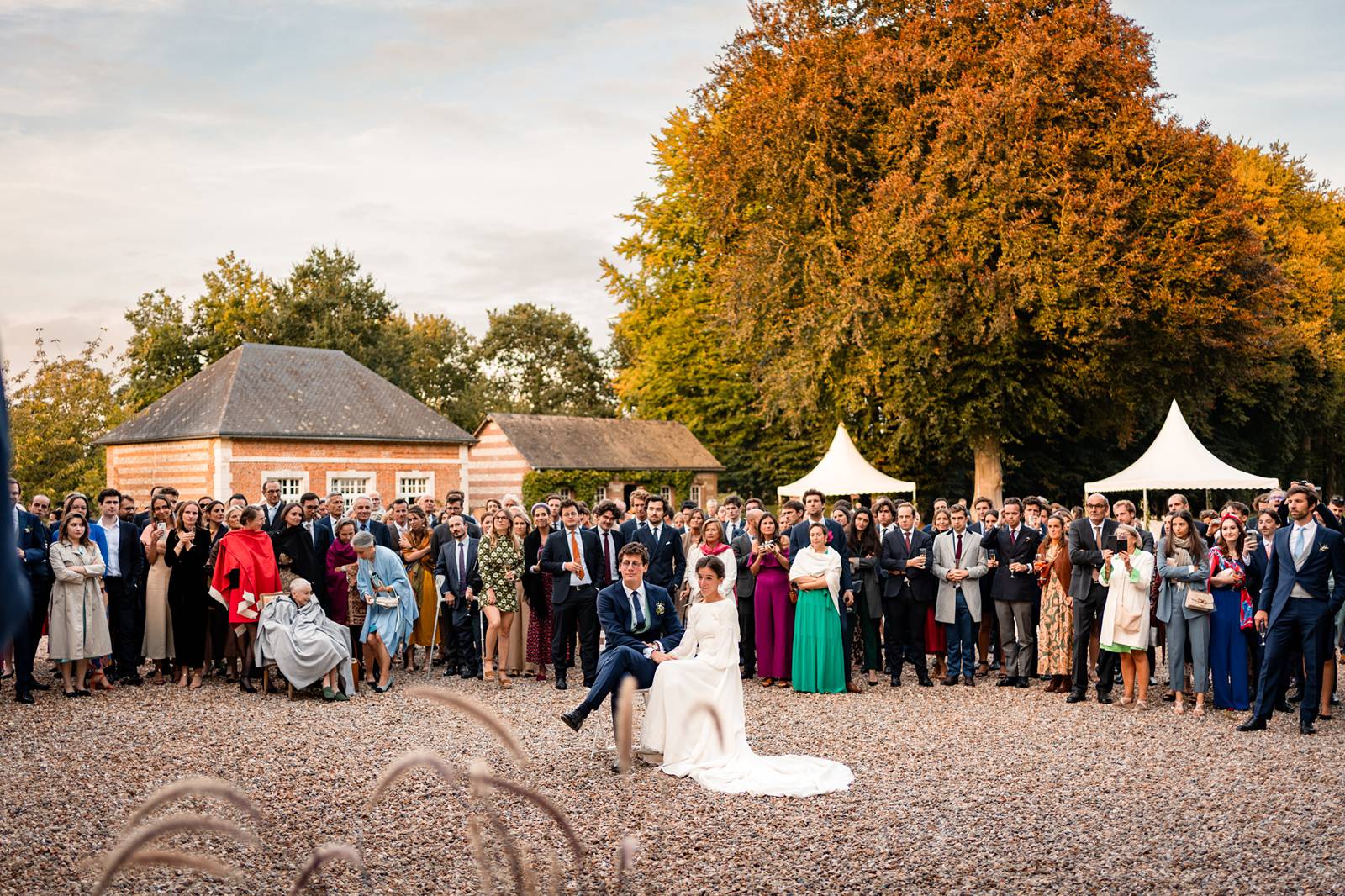 Mariage dans un domaine privé en Normandie, entre Rouen et Le Havre. Cérémonie religieuse. Réception dans le jardin et sous chapiteau en bambou.