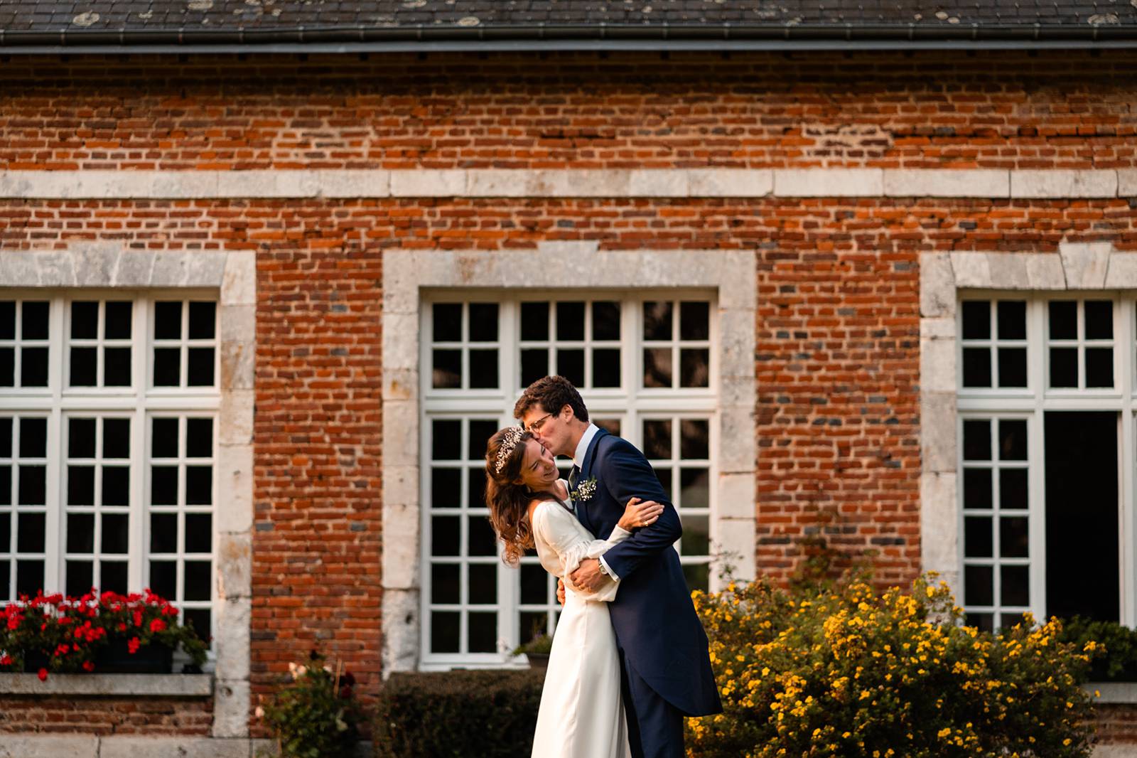 Mariage dans un domaine privé en Normandie, entre Rouen et Le Havre. Cérémonie religieuse. Réception dans le jardin et sous chapiteau en bambou.