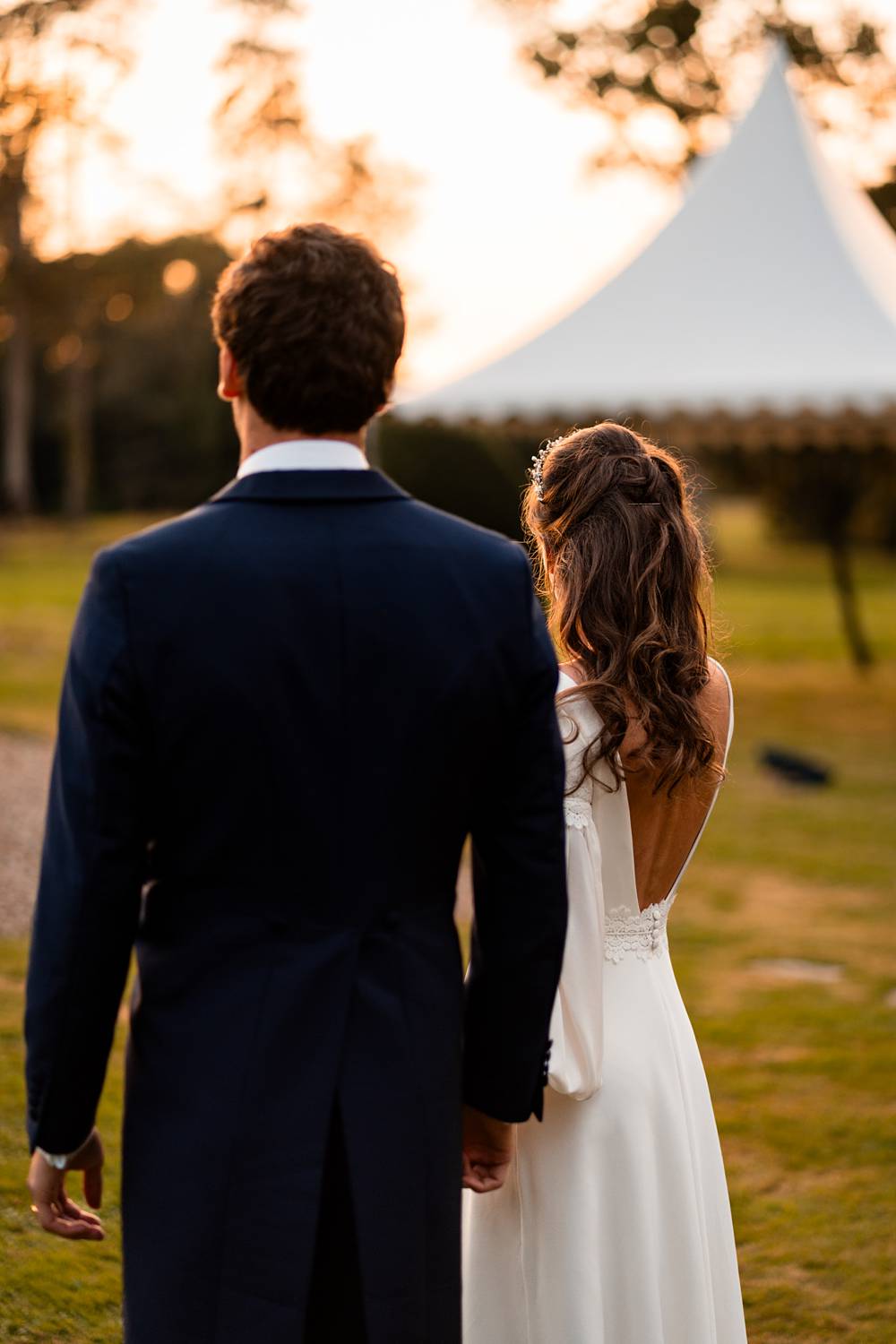 Mariage dans un domaine privé en Normandie, entre Rouen et Le Havre. Cérémonie religieuse. Réception dans le jardin et sous chapiteau en bambou.