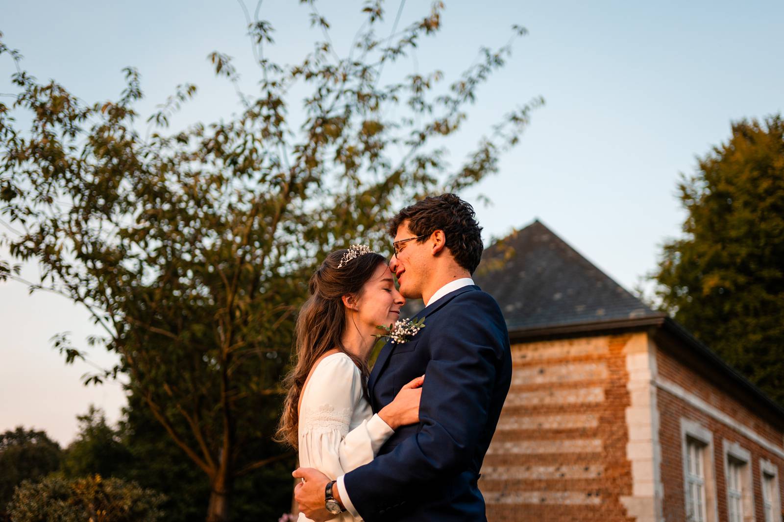 Mariage dans un domaine privé en Normandie, entre Rouen et Le Havre. Cérémonie religieuse. Réception dans le jardin et sous chapiteau en bambou.