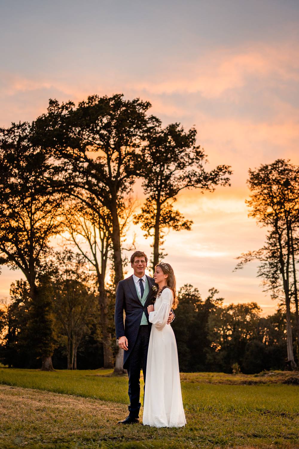 Mariage dans un domaine privé en Normandie, entre Rouen et Le Havre. Cérémonie religieuse. Réception dans le jardin et sous chapiteau en bambou.